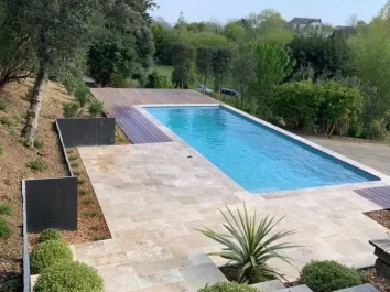 Aménagement autour d'une piscine à Clohars-Carnoët